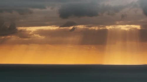 Sonnenuntergang während eines herannahenden Sturms