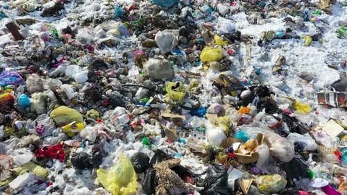 Des ordures, des déchets sur le sol.