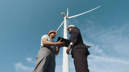 Ingenieur und Inspektor arbeiten zusammen auf Windmill Farm