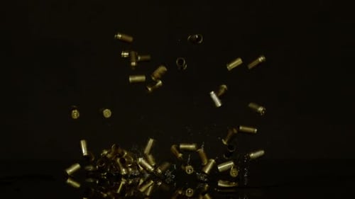 Geschossgranaten fallen auf eine nasse Oberfläche, Ultrazeitlupe