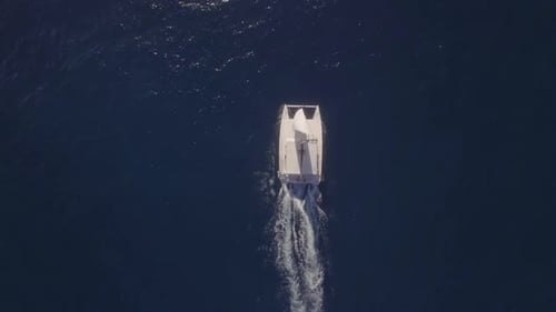 Über weiße Yacht fliegen und im blauen Ozean segeln