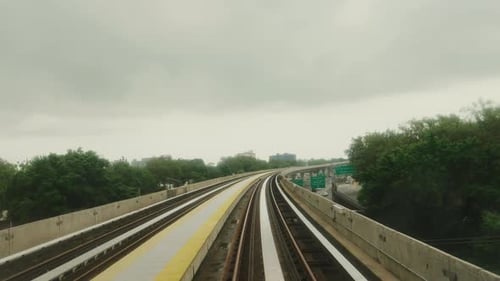 Bahnstrecke auf der Brücke. In Bewegung trainieren.