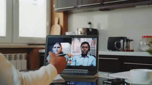 Plan rapproché de collègues multiraciaux travaillant chez eux en quarantaine en passant un appel vidéo commun
