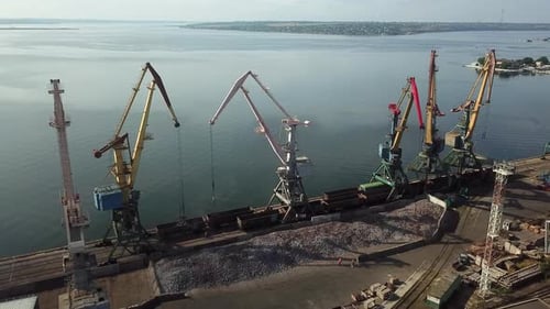 Terminals für Metallfrachtkrane im Industriegebiet des Hafens.