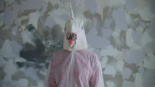 Person im Einhorn-Kopfmaske Tanzen in Zeitlupe. Lustige Dancings of Unicorn Mask.