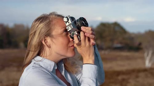 Fotógrafo com foco na câmera Slr