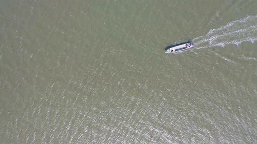 Luftaufnahme von oben auf Boots- oder Kreuzfahrtsegeln im Meer oder Ozean im Reisehintergrund.