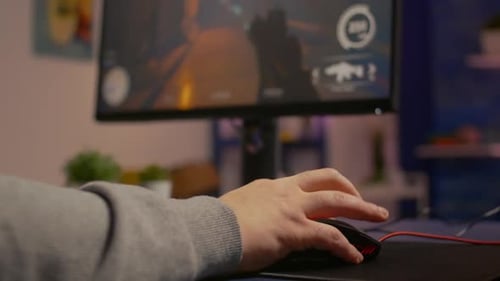 Nahaufnahme eines Spielers mit der professionellen Maus