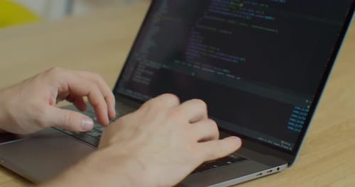 Close Up Man Coding HTML e Programação em Monitores de Tela, Desenvolvimento Web, Desenvolvedor