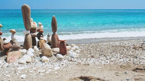 Konzept von Balance und Harmonie. - Stone Stacks on the Beach