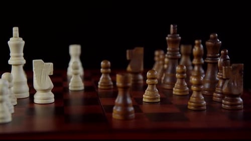 Schachspiel auf dem sich drehenden Schachbrett 04