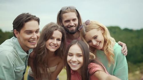 Freunde, die Spaß haben und Fotos in der Natur machen