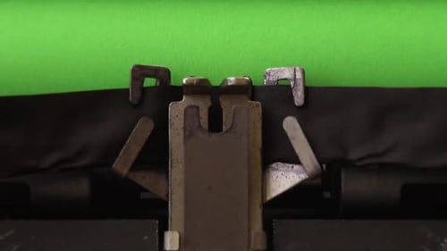 Taper sur une machine à écrire rétro sur une page verte. Chromakey.
