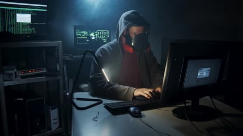 Bio-Terrorist gibt Computercode ein, der eine Gasmaske trägt.