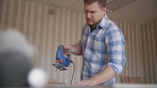Carpenter utilise une rectifieuse pour aligner