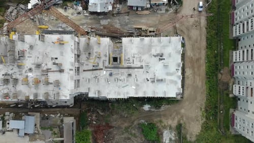 Luftaufnahme der Baustelle und des Baukrans von oben