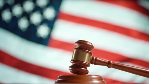 Um martelo de juiz com uma bandeira dos Estados Unidos da América em segundo plano