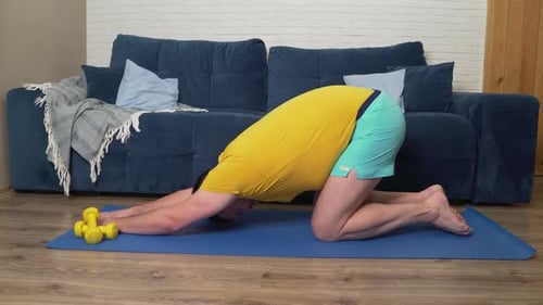 Homem gordo com barba está fazendo exercícios físicos para perda de peso