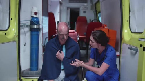 Infirmière en uniforme parler à un homme malade, le calmer