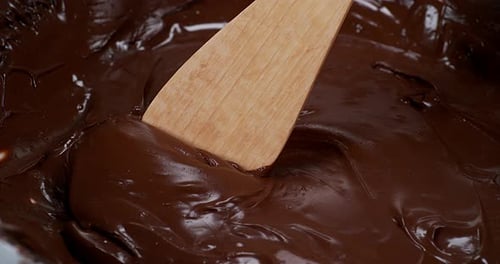 Cuillère en bois tournant le chocolat au lait, Ralenti 4K