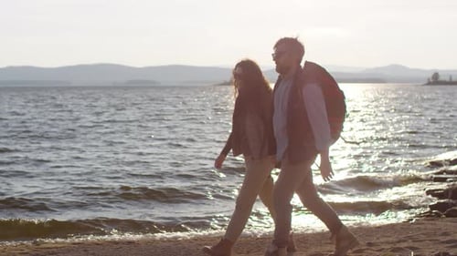 Touristenpaar beim romantischen Spaziergang am Rocky Lakeshore