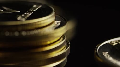 Rotierende Aufnahme von Bitcoins (digitale Kryptowährung) - BITCOIN ETHEREUM 191
