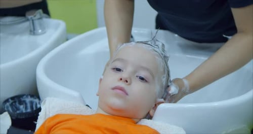 Parekhmacher Nach dem Haarschneiden eines Kindes im Vorschulalter waschen Sie ihre Haarseife mit Shampookid-Lügen
