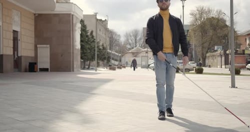 Blinder Mann geht alleine in der Stadt