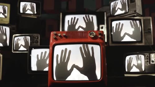 TV vintage embrujada con Paranormal Activity y Ghost Hands