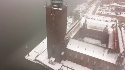 Drehendes Bild der historischen Stadt Stockholm während des Wintersturms.