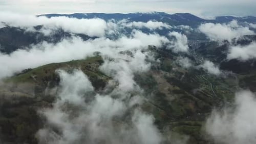 Nebel und Wolken über den Bergen Morgen in den Bergen