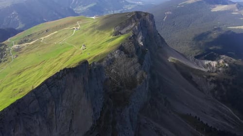 Prise de vue touristique par Drone de champs luxuriants dans la montagne Seceda Italie