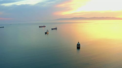 Los barcos están anclados en la calzada