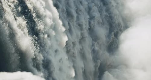 Gros plan de la puissante cascade de Dettifoss, Islande, Europe