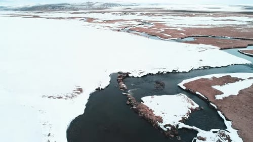 Fluss Fließen des Winters