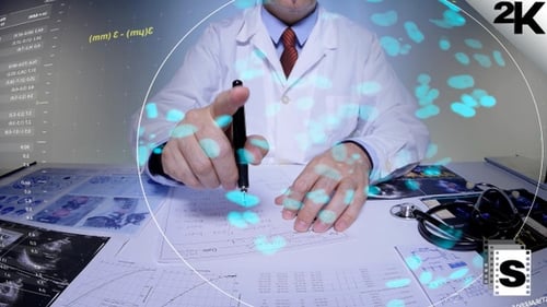 Docteur regardant l'écran d'ordinateur