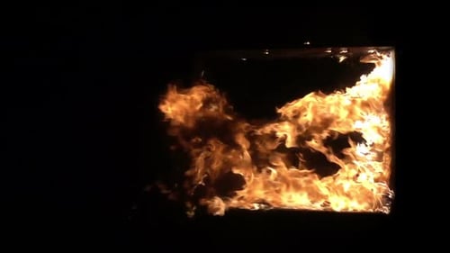 Der Fensterrahmen im Feuer