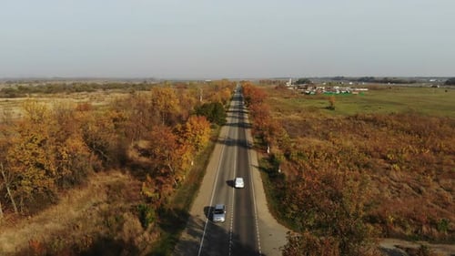Vue du transport depuis les airs. Vue aérienne de la route goudronnée.