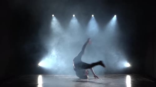 Silhouette d'une jeune danseuse de break talentueuse. Danse de rue Hip Hop sur une scène devant