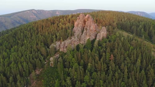 Vue aérienne des rochers et des piliers de la réserve naturelle forestière au coucher du soleil