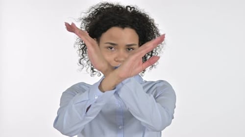 Porträt einer jungen Afrikanerin, die mit Handgeste Nein sagt