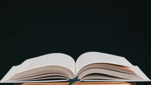 Die Seiten des Weißen Buches blättern unter dem Einfluss der Winde zufällig um