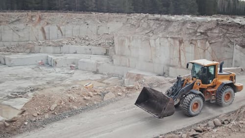 Lader fährt im Steinbruch die Haul Road entlang