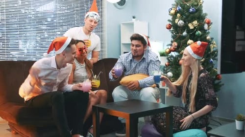 Feliz Celebração de Ano Novo em companhia alegre com chapéus de Papai Noel e máscaras de festa
