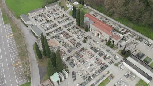 Vista aérea del cementerio: invierno nublado