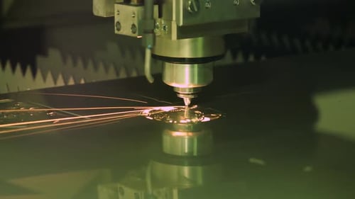 CNC-Laserschneiden von Metall, moderne Industrietechnik