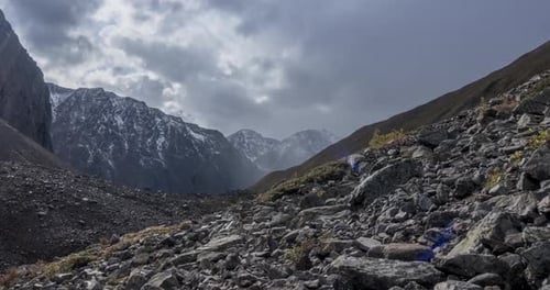 Zeitraffer epischer Wolken im Mountain Valley im Sommer oder Herbst