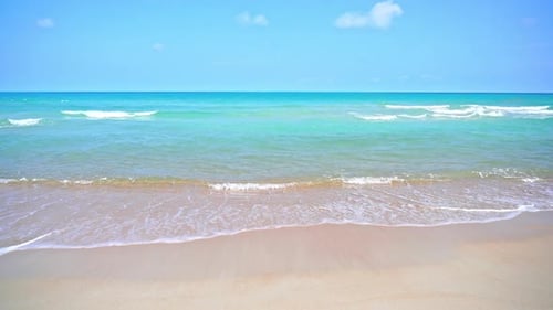 Hermosa playa tropical, mar, océano con cielo azul y nube blanca