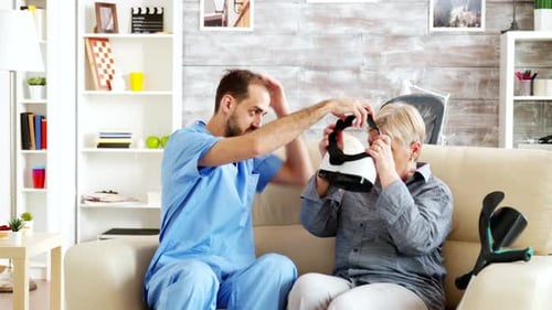 Médico masculino en asilo de ancianos ayudando a una mujer mayor