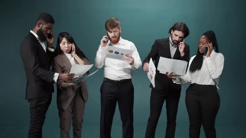 Des collègues se tiennent debout, parlent au téléphone et résolvent des questions importantes